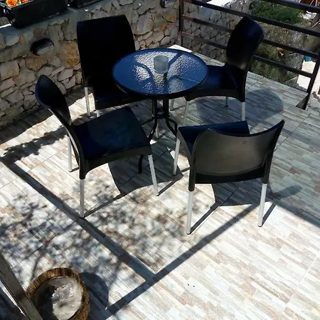 Mara I Ante Apartment Primosten
